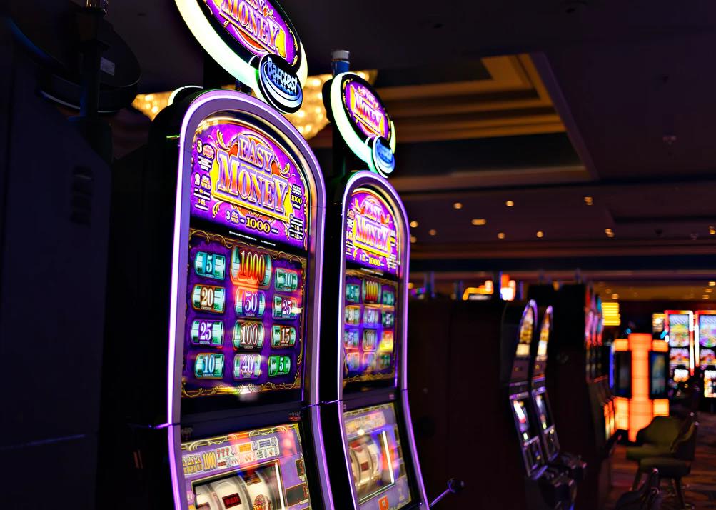 Play the online slots game with your friends